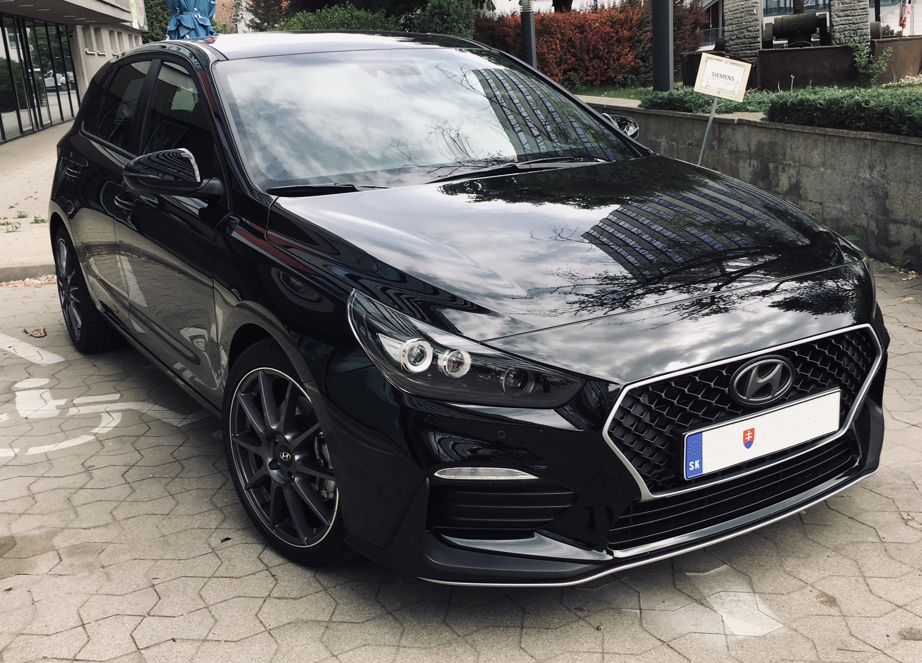 predný znak Anthracite Grey