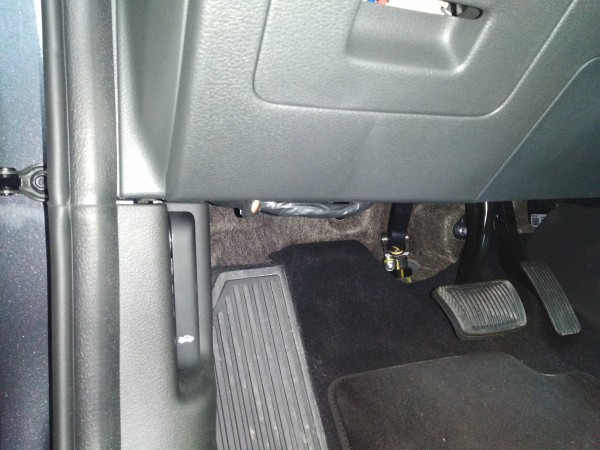 Kabeláž trčiaca pod palubkou. Ešte že som za to nezatiahol pri otváraní kapoty.